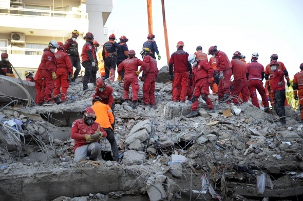 İzmir'de depremin yorulmak bilmeyen kahramanları 8