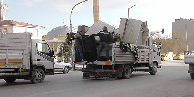 Konya’da eşya yüklü kamyonette tehlikeli yolculuk