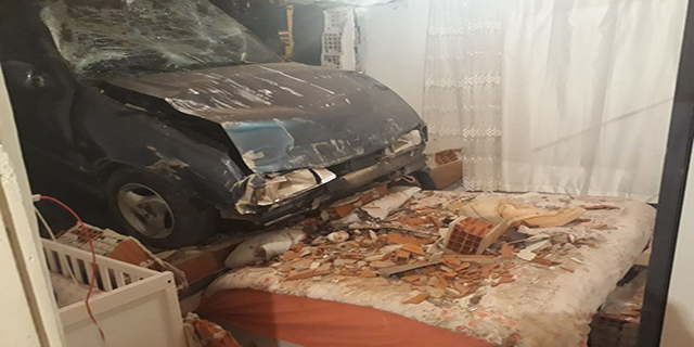 Freni boşalan otomobil, yatak odasına girdi