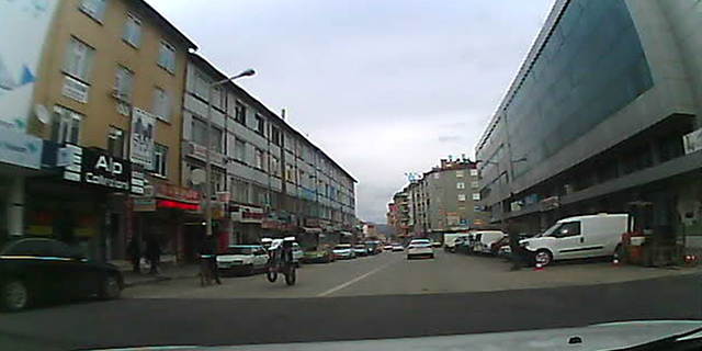 Motosiklet sürücünün tehlikeli hareketi araç kamerasında