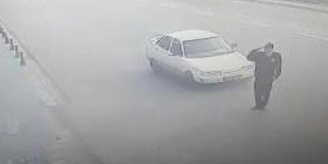 Selam vermek için yola çıkan polis memuruna araba çarptı
