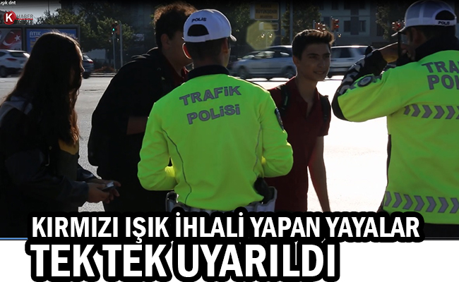 Yayalar Trafik Polislerine Rağmen Kırmızı Işık Kuralını Hiçe Saydı!