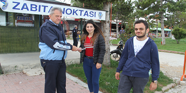 Üniversite öğrencileri yerde buldukları parayı zabıtaya teslim etti