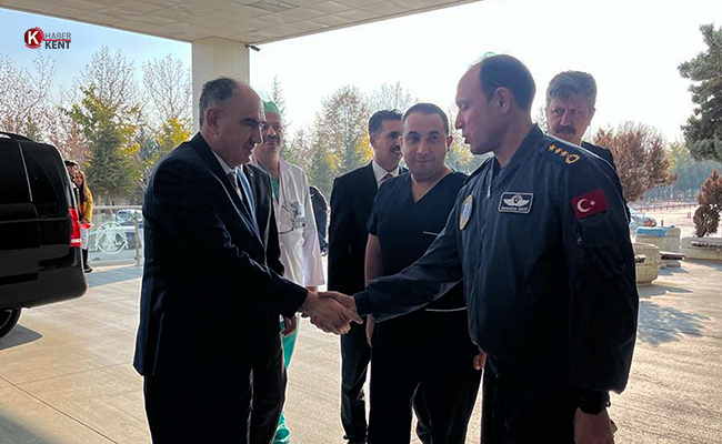 Vali Özkan, Türk Yıldızları’nın Düşen Uçağının Pilotunu Hastanede Ziyaret Etti