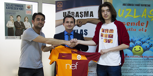 Tuttuğu takımın forması hediye edilince şikayetinden vazgeçti