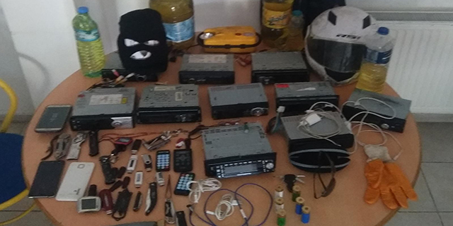 Kar maskeli oto teybi hırsızları yakalandı