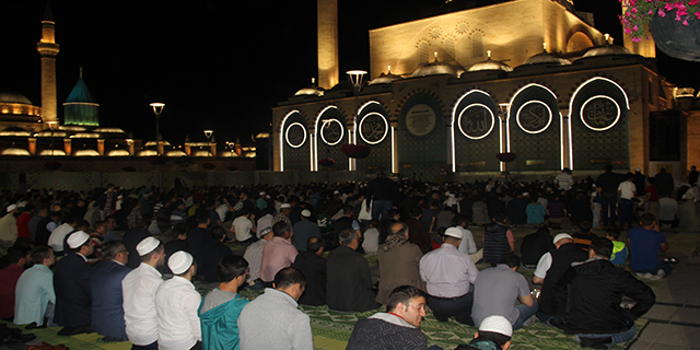 Konya’da vatandaşlar ilk teravih namazı için camilere akın etti