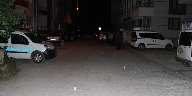 Konya'da sahurda açılan ateş sonucu iki araç zarar gördü