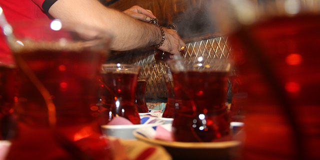 İftar ile sahur arasında közde çay keyfi