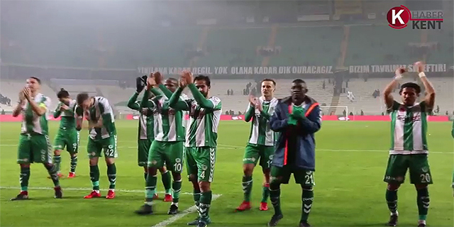 YEŞİL BEYAZLI FUTBOLCULARDAN TARAFTARA ALKIŞ