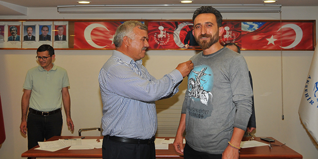 Akşehir Belediyesinden dünya şampiyonu Bacılı’ya ödül