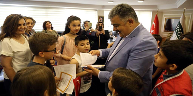 Başkan Özgüven, öğrencilerin karne sevincine ortak oldu