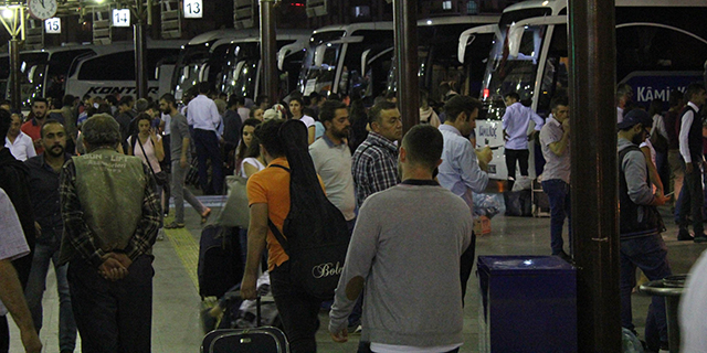 Konya şehirler arası otobüs terminalinde bayram yoğunluğu