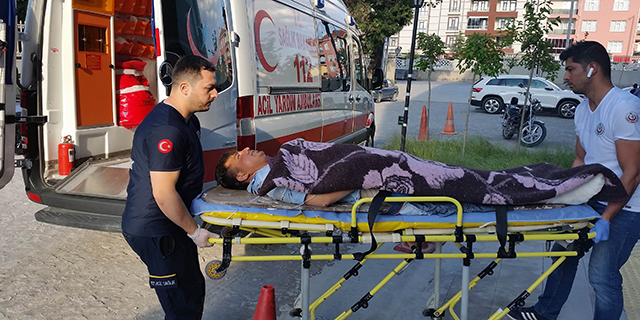 Tamir yaptığı çatıdan düşerek yaralandı