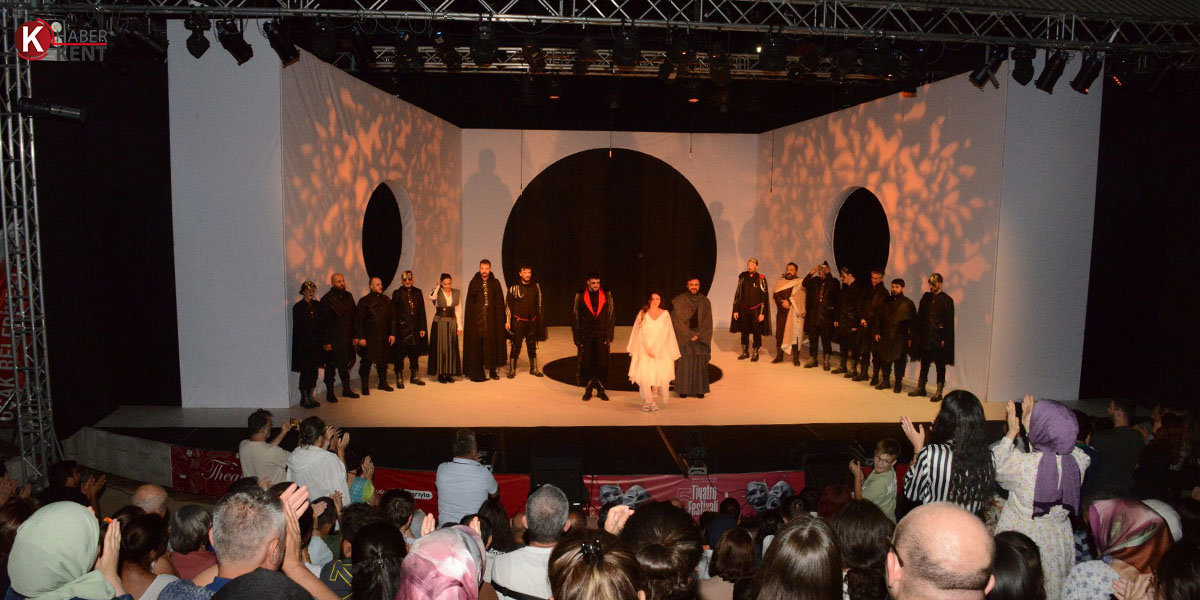 ‘Barsisa’ Oyunu Uluslararası Tiyatro Festivali’nde Sahnelendi