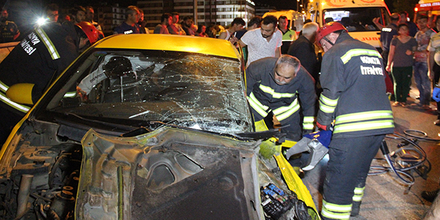 Ticari taksi otomobil ile çarpıştı: 5 yaralı