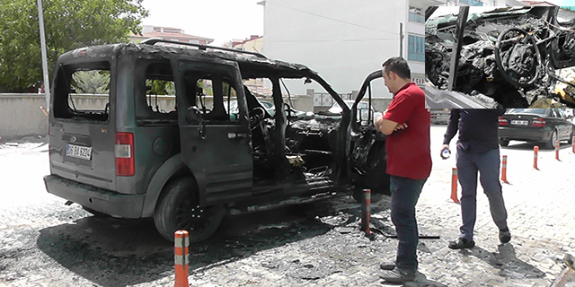 Hafif ticari araç yanarak kullanılamaz hale geldi