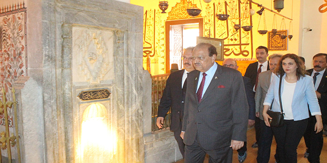 Pakistan Cumhurbaşkanı Hüseyin, Mevlana Hazretlerinin Türbesi'ni ziyaret etti
