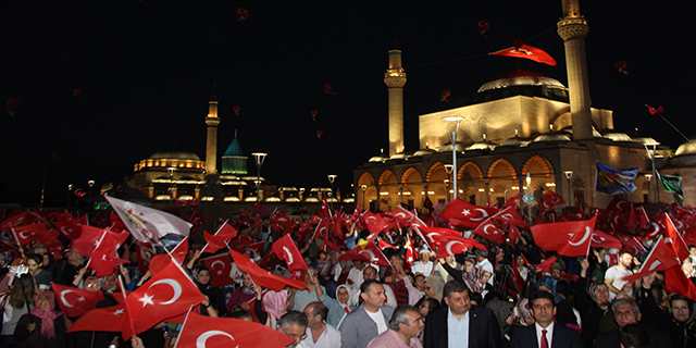 15 Temmuz’un yıldönümünde binlerce kişi Mevlana Meydanı’na akın etti