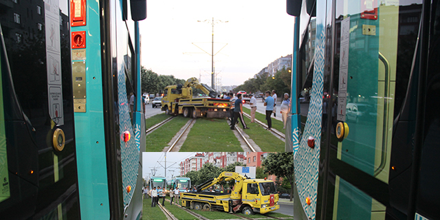 'U' dönüşü yapmak isteyen kurtarıcı, tramvay seferlerini aksattı