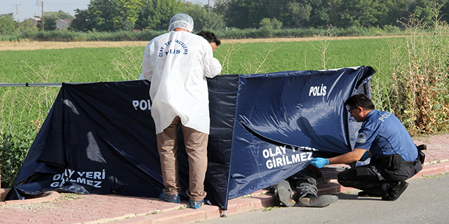 Kaldırımda erkek cesedi bulundu