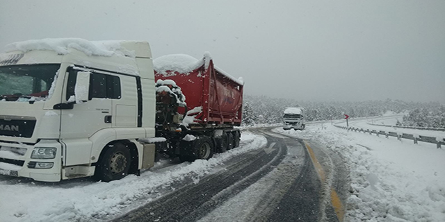Seydişehir-Antalya karayolu kar yağışı nedeniyle ulaşıma kapandı