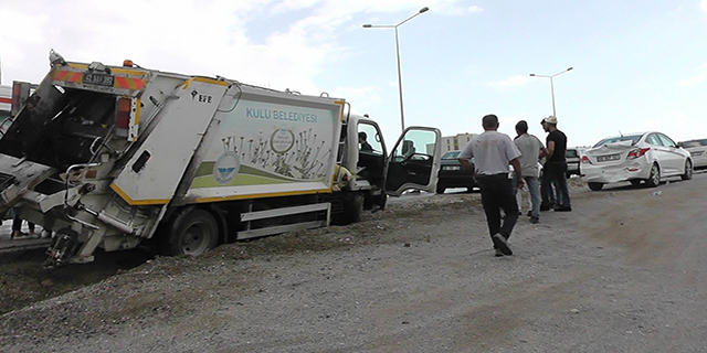 Çöp kamyonu otomobille çarpıştı: 2 yaralı
