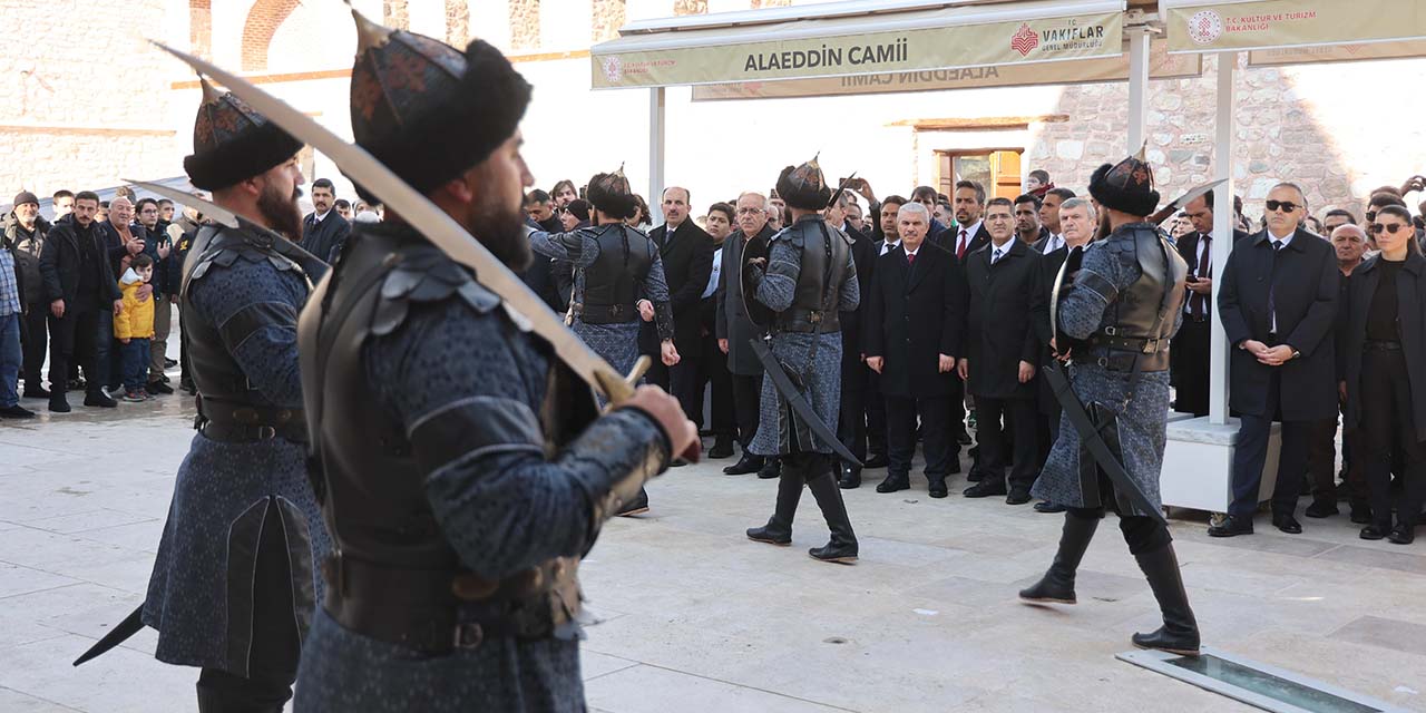 Cumhurbaşkanı Yardımcısı Yılmaz, Saygı Nöbeti Değişim Törenine Katıldı