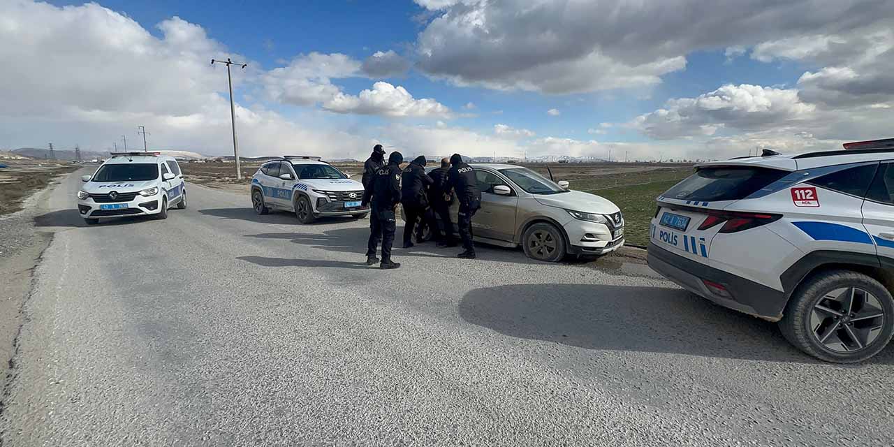 Aracını Polislerin Üzerine Sürerek Kaçan Şüpheli, Kovalamaca Sonucu Yakalandı