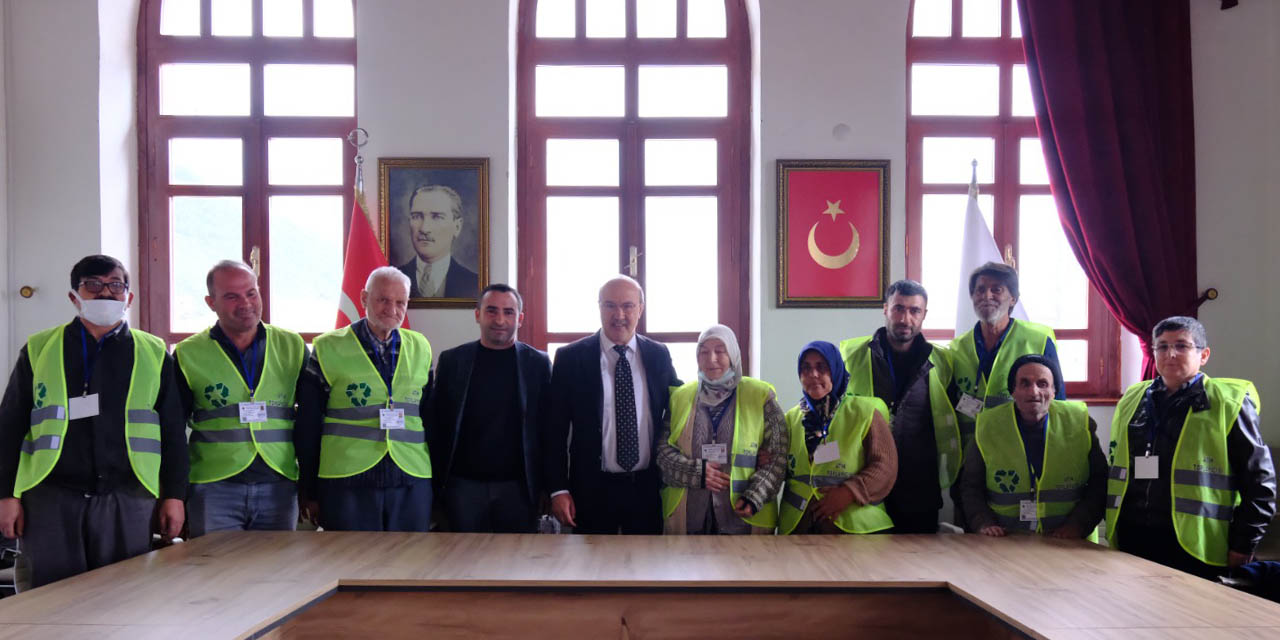 Akşehir Belediyesi, Atık Toplayıcılarına İzin Kartlarını ve Kimliklerini Teslim Etti