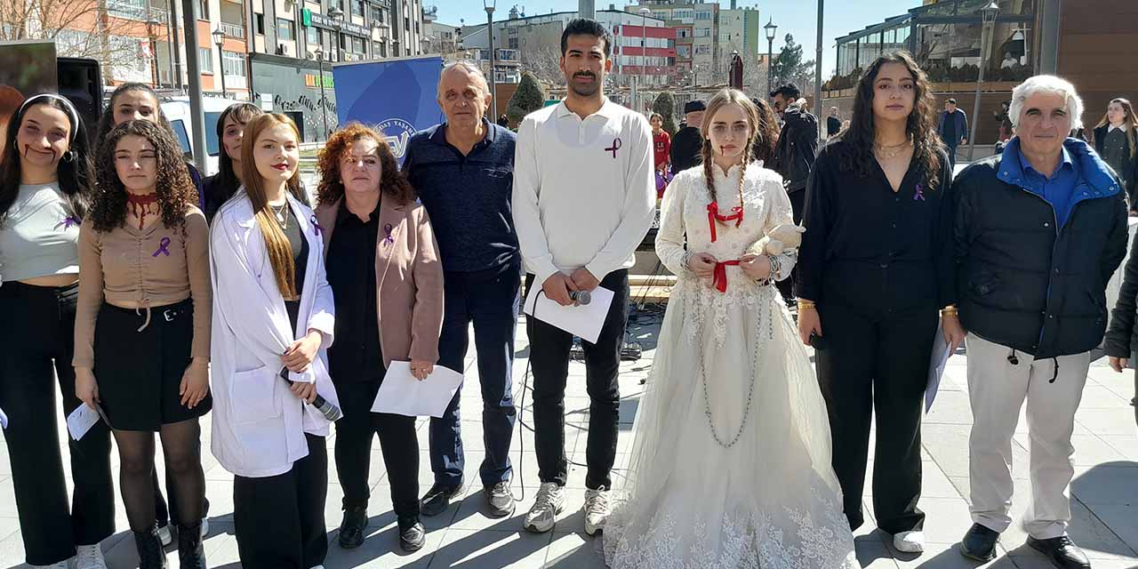 Tiyatro Oyunuyla Kadınların Yaşadığı Sorunlara Dikkati Çektiler!