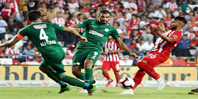 Konyaspor Antalya'da ilk yarıda 2-1 önde