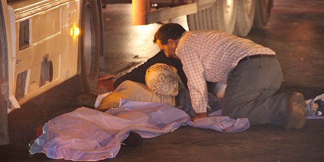 Kazada ölen oğlunu uyandırmaya çalıştı