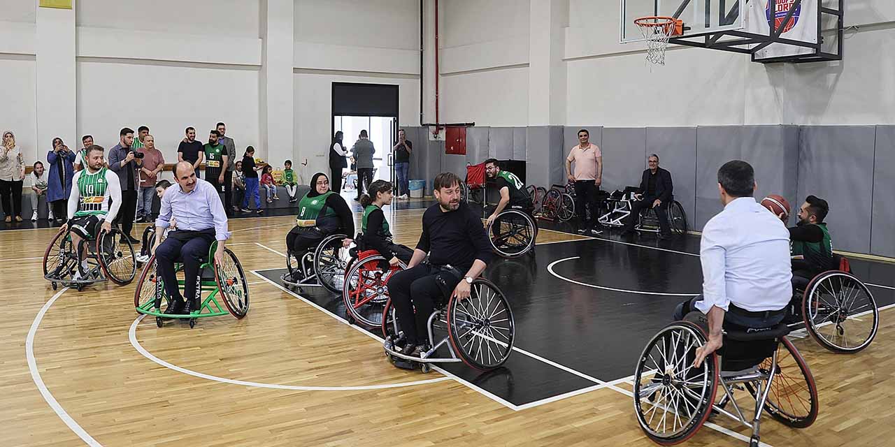 Başkan Altay, Engelli Sporcularla Basket Maçı Yaptı