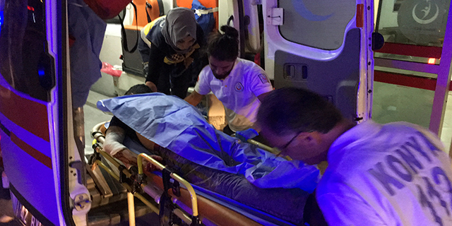 Sokak ortasında sırtından bıçaklandı