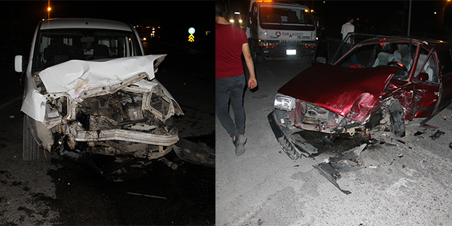 Hafif ticari araçla otomobil çarpıştı: 8 yaralı