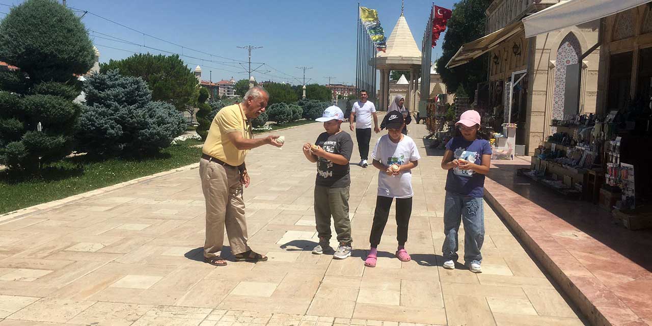 78 Yaşındaki Sanatçı, Geleneksel Topaçı Çocuklara Sevdiriyor