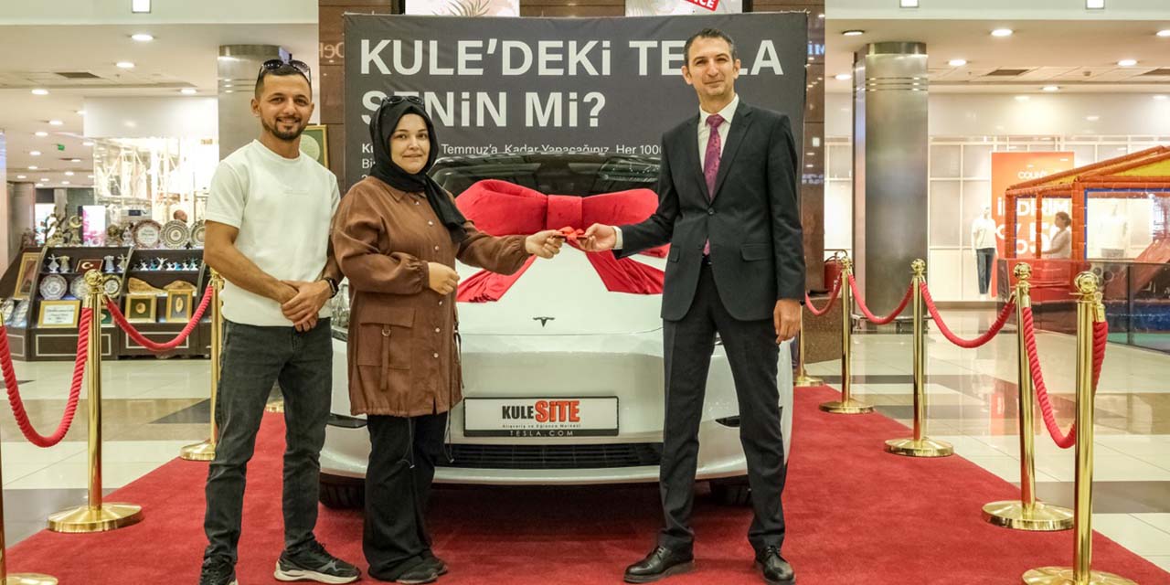 Alışveriş Talihlisine Son Model Otomobili Teslim Edildi