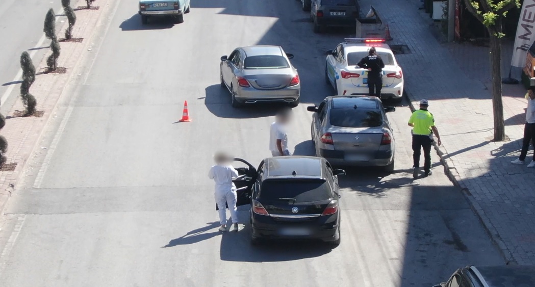 Ehliyetsiz Sürücü Ceza Yememek İçin Eşiyle Yer Değiştirdi!