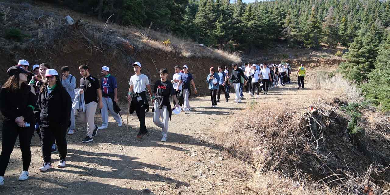 Üniversite Öğrencileri, Tarihi Homonada Yolunda Yürüdü