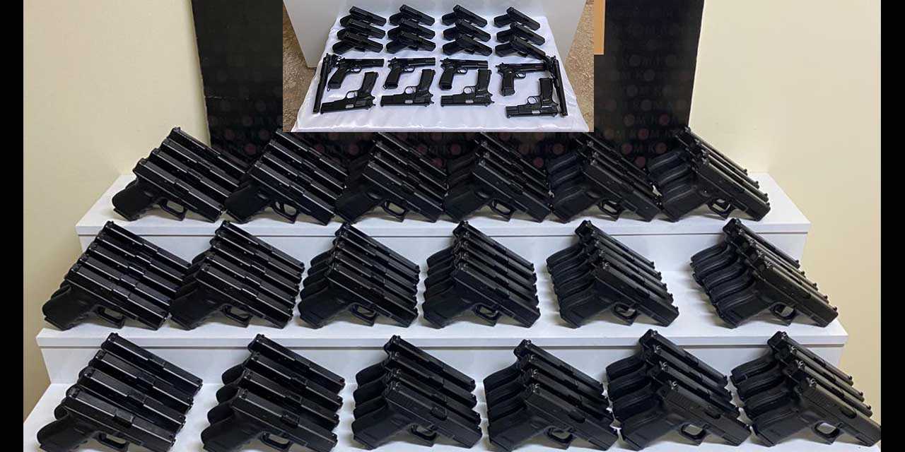 Aracın Gizli Bölmelerine Zulanmış 100 Adet Ruhsatsız Tabanca Ele Geçirildi