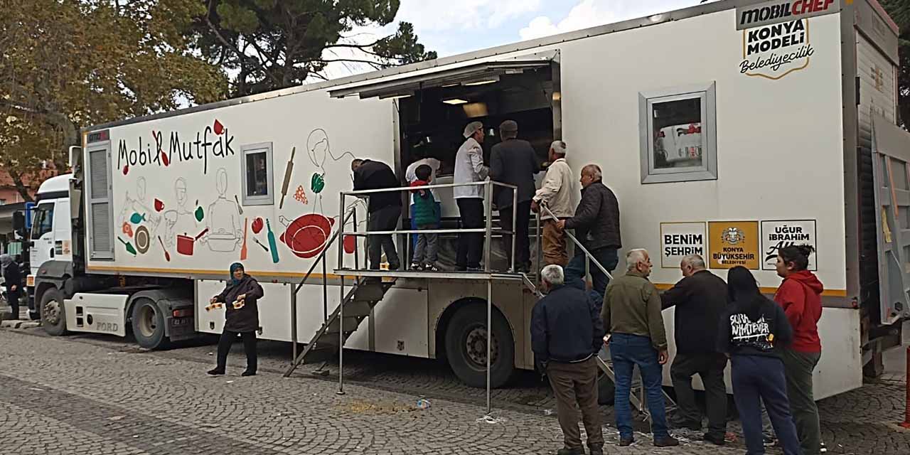 Konya Büyükşehir Deprem Sonrası Sındırgı’da Mobil Mutfak İle Sıcak Yemek İkram Ediyor