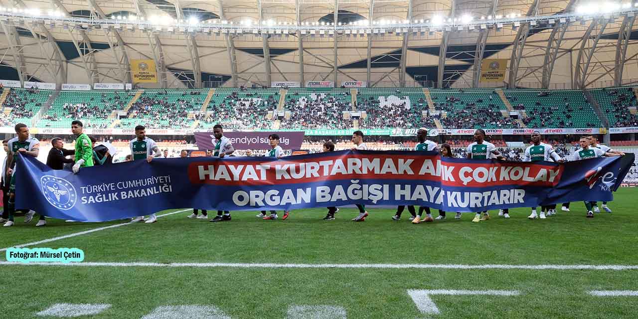Konyasporlu Futbolcular Maça ‘Organ Bağışı’ Mesajlı Pankartla Çıktı!