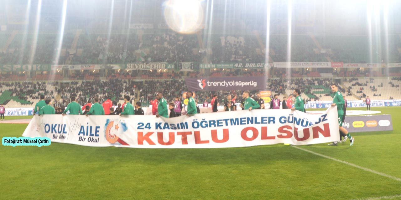 Konyaspor Futbolcularından Pankartlı Kutlama!