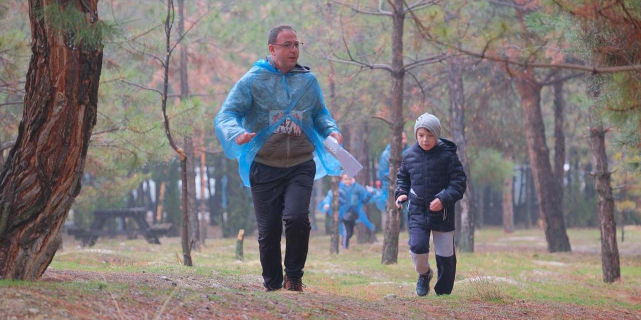 Ailelerin Yarıştığı ‘Laser Oryantiringi’ Renkli Görüntülere Sahne Oldu