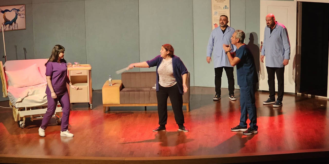 Sahnede Eğlendirirken Duygulandıran Oyun: "Boncuk Abla"