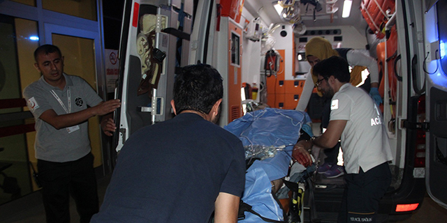 Eşine sarkıntılık ettiği iddia edilen kişiyi ağır yaraladı