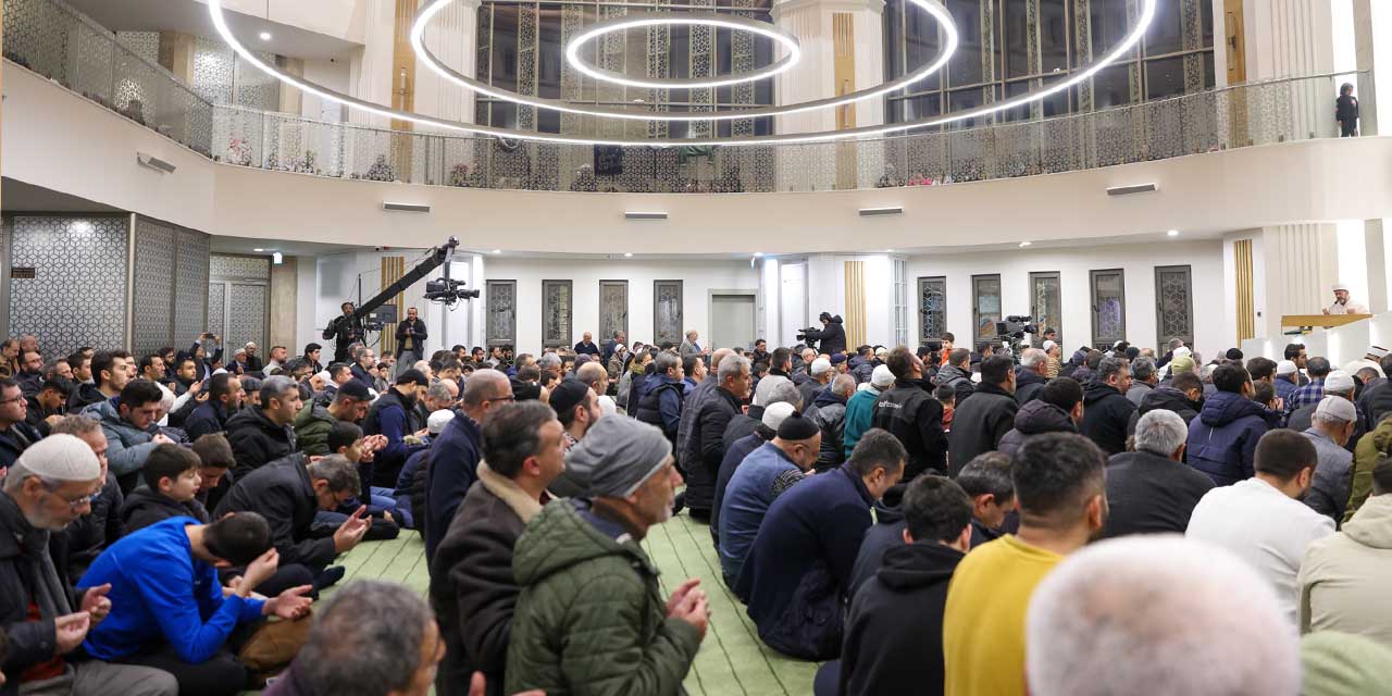 Miraç Kandili’nde Vatandaşlar Camileri Doldurdu