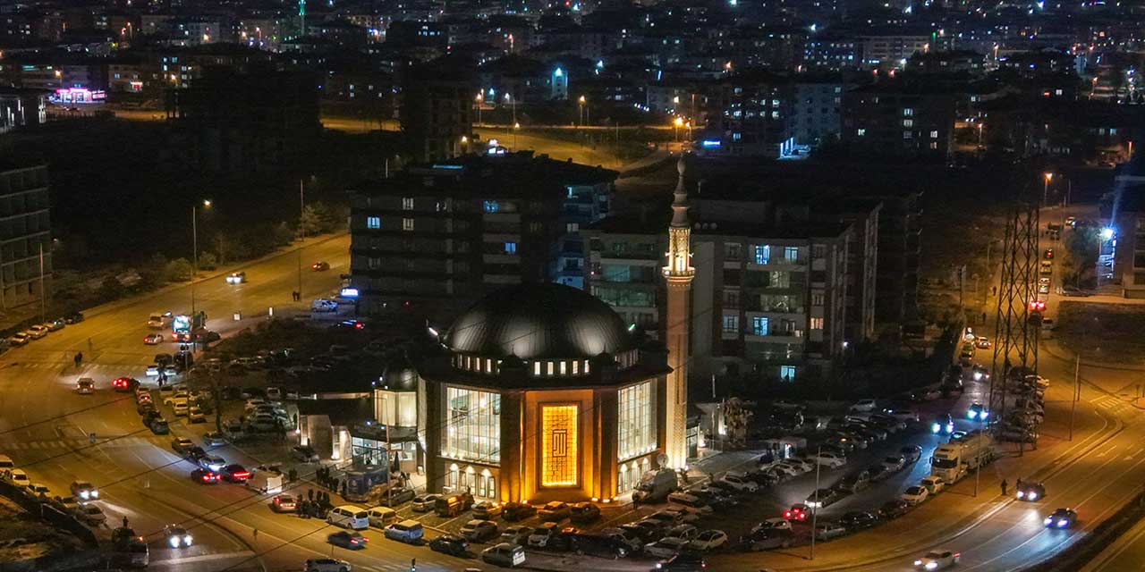 Camilerde Miraç Kandili Coşkusu