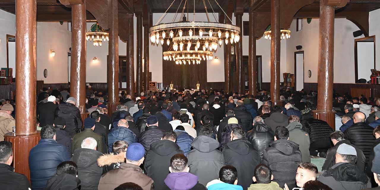 Seyyidharun Camii’nde Miraç Kandili Dualarla İdrak Edildi